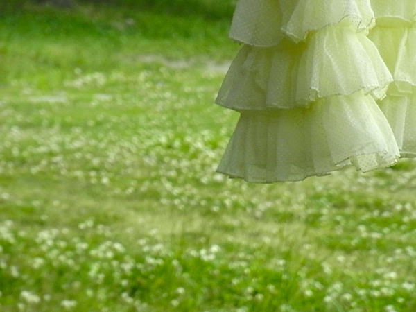 ヴィンテージドレスからリメイクスカートの裾・屋外写真