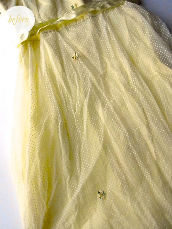 黄色のアンティークドレスの平置き写真