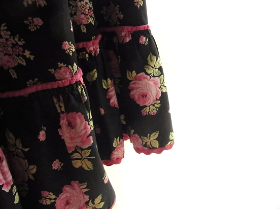 アンティークピンク花柄スカートの裾フリル写真