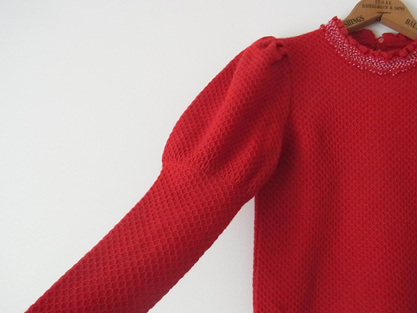 アンティーク赤いパフスリーブセーター