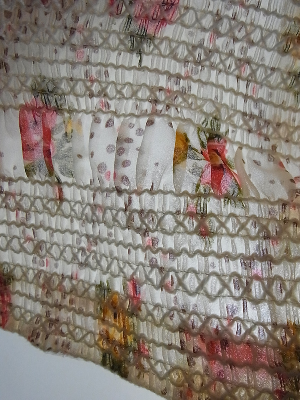 アンティーク・花柄スモッキング刺繍ブラウスの裏から見た裾の見た写真