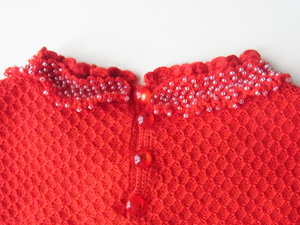 アンティーク赤いセーターの後衿もと