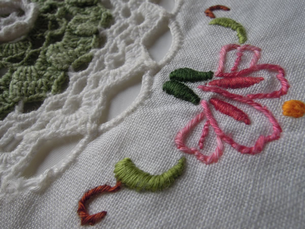 かぎ針編みワンピースの刺繍
