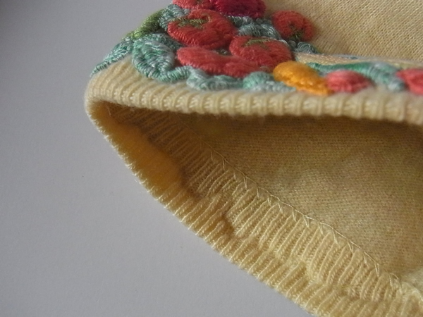 アンティーク・カシミヤフルーツ刺繍カーデガンの袖口