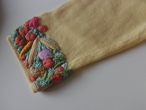 アンティーク・カシミヤフルーツ刺繍カーデガンの袖