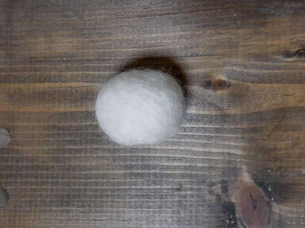 毛糸を繊維化して作る白いフェルトボール