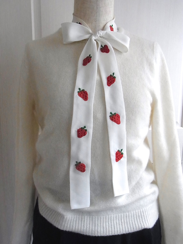 いちご刺繍ブラウスと白いセーターのコーディネート
