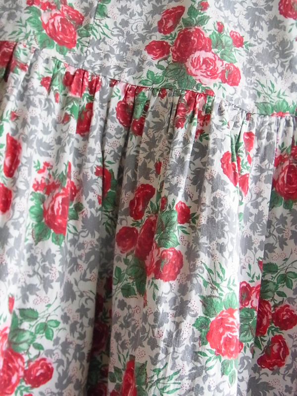 アンティーク薔薇の花ワンピースのスカート部分のトルソー着用写真