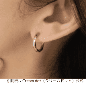 クリームドットの選べる3サイズ、ひねりラインのステンレス製ワンタッチフープピアス