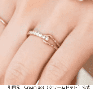 個性的なデザインが目を惹く、ビジュー×アシメノットのステンレス製リング