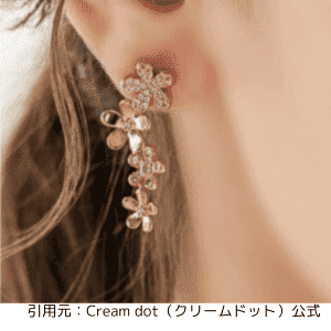 繊細に煌めくパヴェメタルフラワーのピアスイヤリング