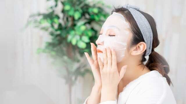 パックをする女性